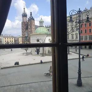 Main Square 18 King Apartment