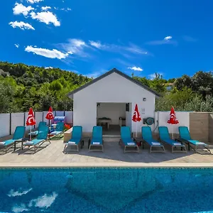 https://rooms-villa-niko.splithotels.org
