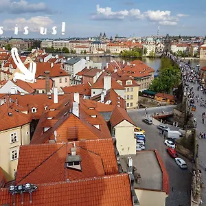 https://queen-bee-apartments.praguehotelsweb.com